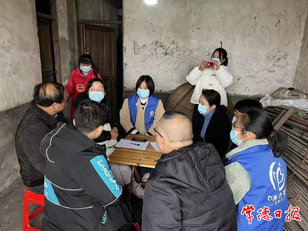 伍書記與村支兩委、駐村干部商議對盛忠思的幫扶方案.jpg